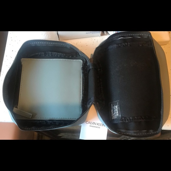 Calvin Klein Fragrances Travel Case With Tag - Picture 3 of 4